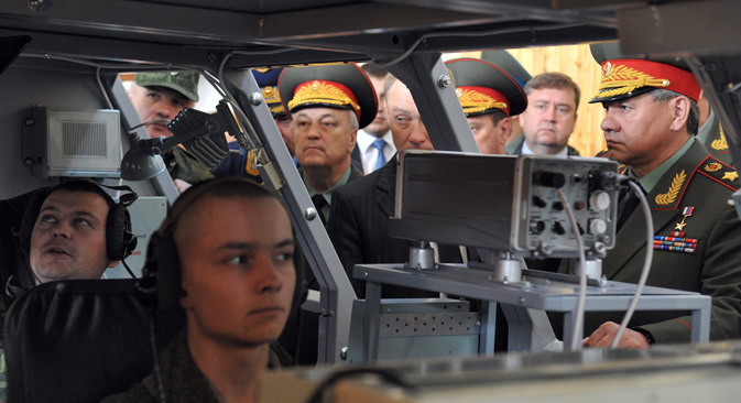 セルゲイ・ショイグ国防相は7月末、新たな軍事用ロボットのサンプルを見学。＝コメルサント紙撮影