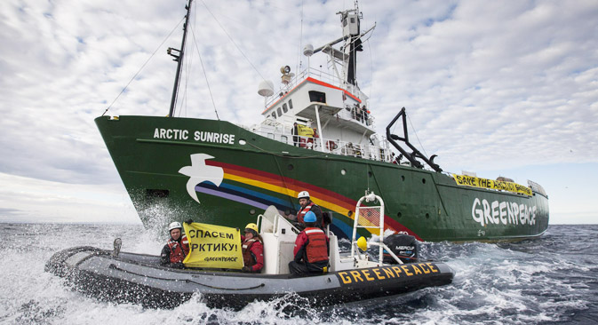 9月24日に、ペチョラ海で拘束した環境保護団体グリーンピースの活動家30人を、「海賊行為」で告発した＝タス通信撮影