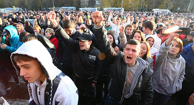 モスクワの市南部のビルリョーヴォ地区の騒乱、13日10月＝AP通信撮影
