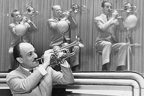 ソ連で初めてスウィング・ジャズを演奏し、大人気を博した、エディ・ロズネル＝Press photo撮影