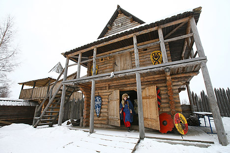 イズバとは、ロシアの農民の住居として最も一般的な丸太小屋の事で、民話にしばしば登場する＝PhotoXPress撮影