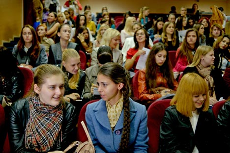 美人コンテストとキャスティングのオーディションに参加するために、ソチの数百人の女性たちが昨年11月、芸術大学に集まった＝ミハイル・モルダソフ撮影