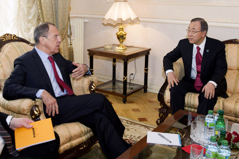 ロシアのセルゲイ・ラブロフ外相（左）と潘基文（パン・ギムン）国連事務総長＝AP通信撮影