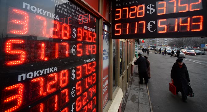 ロシア銀行（ロシア中央銀行）が2014年3月4日から設定するドルの対ルーブル公式レートは、ほぼ20コペイカ上昇し、1ドル36,38ルーブルとなった。これは、2009年2月7日の1ドル36,3ルーブルを五年ぶりに更新する安値＝マキシム・ブリノフ撮影 / ロシア通信
