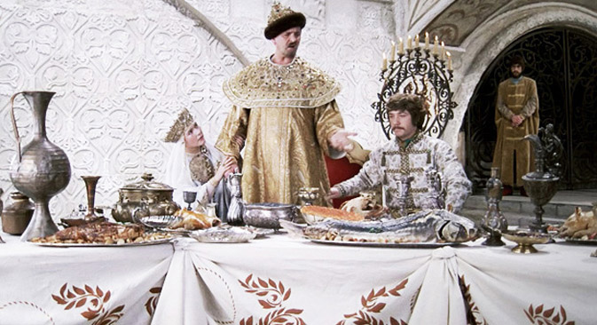 Vale ressaltar que as grandes refeições do monarca russo eram compostas apenas pelos pratos russos daquela época Foto: kinopoisk.ru