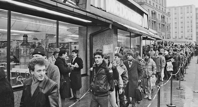  1990年1月31日に初めて、モスクワのプーシキン広場にマクドナルド一号店がオープンし、入り口前に長蛇の列ができた。=ユーリ・アブラモチキン撮影/ロシア通信