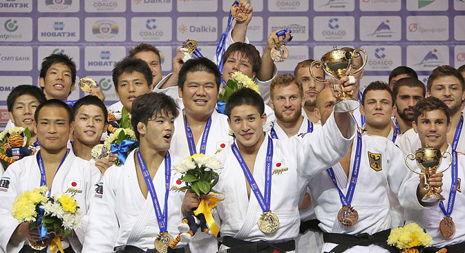 日本チームは、チェリャビンスクで開催された柔道の世界選手権で、金4個、銀2個、銅3個のメダルを獲得し、種目別の総合成績で一位となった。＝タチアナ・アンドレエワ撮影／ロシア新聞