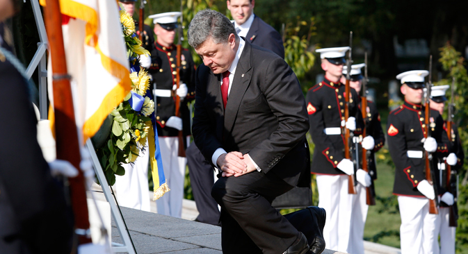 ウクライナのポロシェンコ大統領が、ワシントンのアーリントン国立墓地の無名戦士の墓に献花する。/ ロイター通信撮影