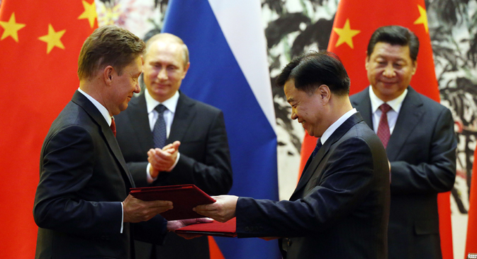 ウラジーミル・プーチン大統領と中国の習近平主席はガス関係を中心とする、約20件の書類の調印式にも出席。＝コンスタンチン・ザヴラージン撮影／ロシア新聞