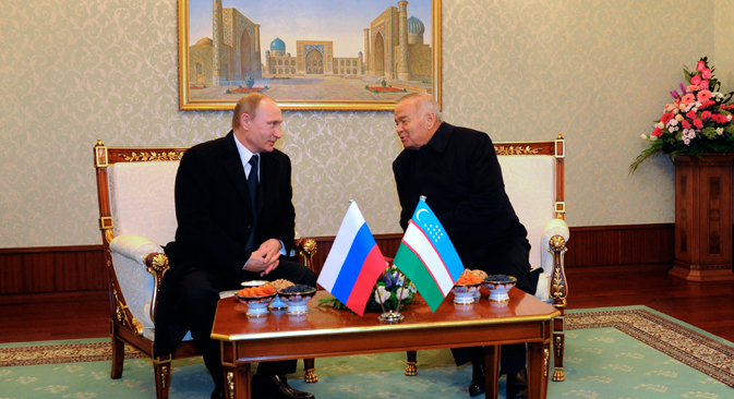 ロシアのウラジーミル・プーチンとウズベキスタンのイスラム・カリモフ＝AP通信