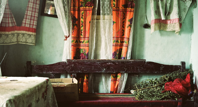 ロシア西部にあるオルロフ州のムゼヌスク市の伝統的な村の家の内部。このインテリアは古典的なものだが、現在も存在している。＝ソフィア・タタリノワ撮影。