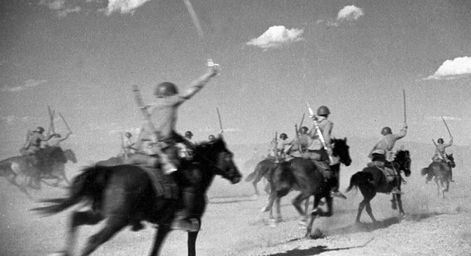 1917年の革命後、シャシュカは赤軍の主な刃器となり、第二次世界大戦中もソ連騎兵部隊では依然として使用されていた。＝オゼルスキイ撮影／ロシア通信