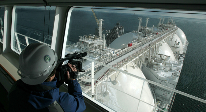 サハリンのドックに入るLNGタンカーをカメラマンが撮影＝AFP/East News
