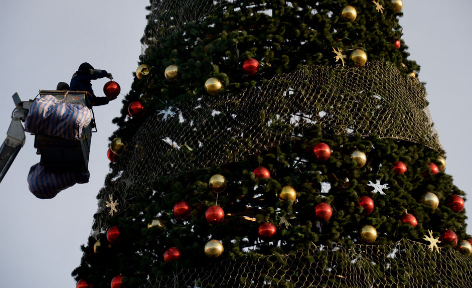 Украсяване на новогодишната елха на централния площад във Владивосток.