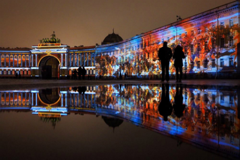 サンクトペテルブルクの宮殿広場で、エルミタージュ美術館の創設250周年を記念して、光のショー「歴史の舞踏会」が行われた。＝