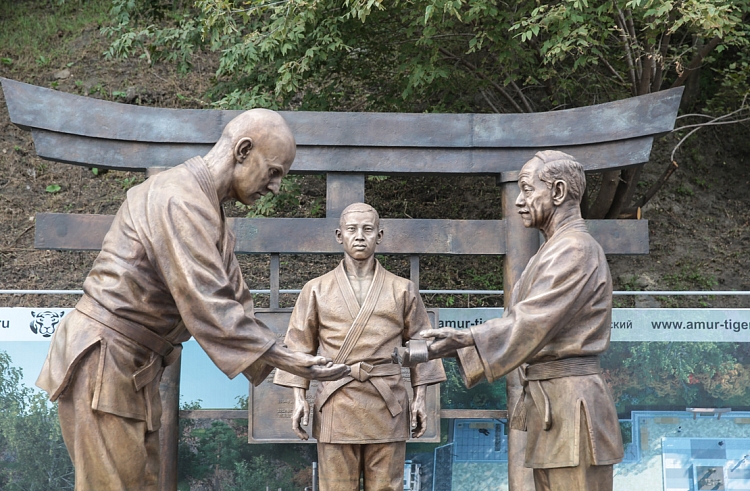 「ロシア柔道の祖」であるワシリー・オシチェプコフとその日本人指導者の銅像、ウラジオストク＝