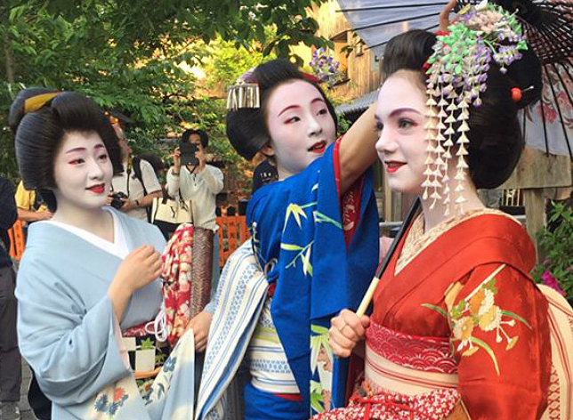 エフゲニア・メドベージェワが、京都で舞妓の格好をした。着物を着て、かつらをかぶり、伝統的な化粧をした画像を、自身の画像投稿サイト「インスタグラム」に掲載した。＝