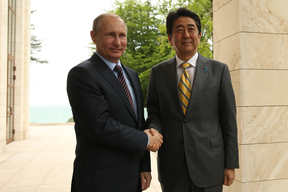 Russian President Vladimir Putin and Japanese Prime Minister Shinzo Abe, Sochi,  May 6, 2016. 