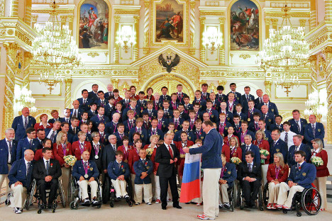 Руските параолимпијци станаа и шампиони на лондонскиот натпревар во фудбал,победувајќи ја во крајниот меч репрезентацијата на Украина. Претседателот Владимир Путин со Националниот параолимписки тим на Русија понивното враќање во Москва. Извор: Reuter