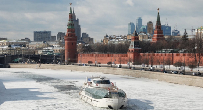 Снегот комбиниран со светлината дава несекојдневна илузија на зимската Москва. Извор: Reuters.