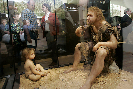 Една од најновите реконструкции на неандерталски маж и дете. Новите сознанија велат дека тие имале многу повеќе „човечки“ изглед одошто се веруваше пред неколку децении. Извор: AFP / Patrick Bernard.