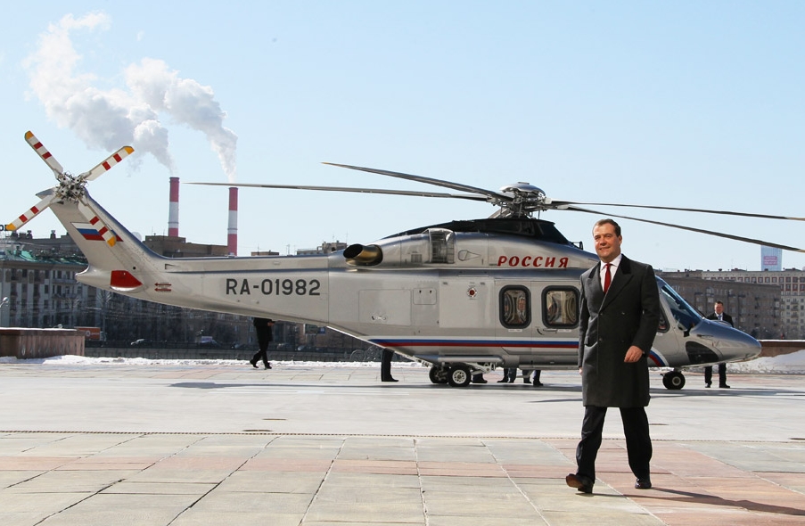 Рускиот Премиер Дмитриј Медведев пристигнува со хеликопер пред седиштето на руската Влада во Москва. 27 март, 2013. Извор: AP.