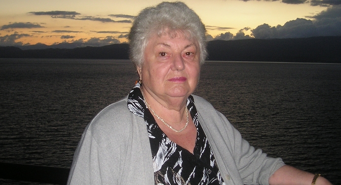 Рина Павловна Усикова на фонот на Охридското Езеро. Извор: Руска реч на македонски