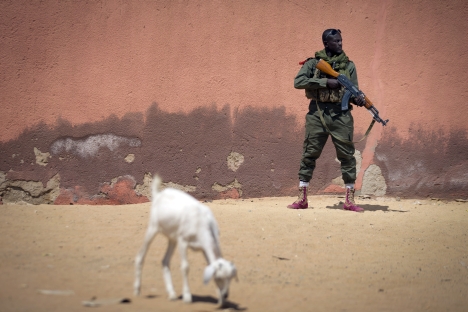 Во септември минатата година беше потпишан договор за испорака на три илјади автомати Калашников во Мали, 300 митралези и муниција за нив во вкупна вредност од 12 милиони американски долари. Извор: AFP / East News.