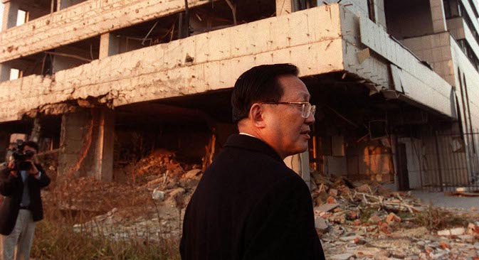 Министерот за надворешни работи на Кина Танг Џијансјуан во обиколка на урнатините на амбасадата на својата земја во Белград 3 декември 2000. Извор: АР.