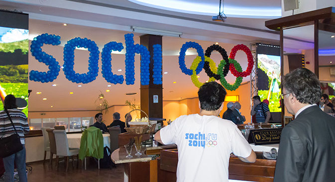 Салата беше украсена со олимписките кругови, а келнерите носеа маици со олимпиското лого. Фотографија: Петар И. Димитров