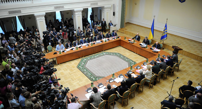 Нацрт-законот за проширувањето на статусот на Донецката и на Луганската област беше предложен од претседателот Порошенко за гласање во Врховната Рада по проширеното заседание на Кабинетот на министри од 10 септември. Извор: Ројтерс