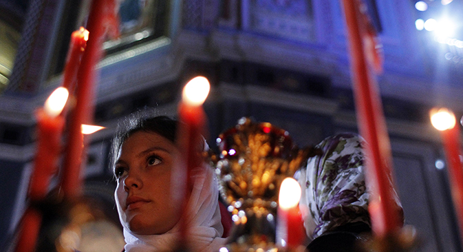 Верници на Велигден во храмот на Христос Спасителот во Москва. Извор: Максим Шеметов / Ројтерс