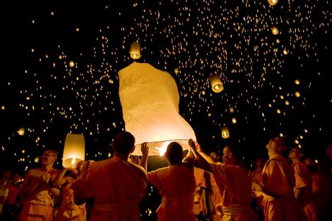 Монаси су пустили балоне са свећама ка небу и обасјали тамну ноћ. Извор: Getty images / Fotobank. 