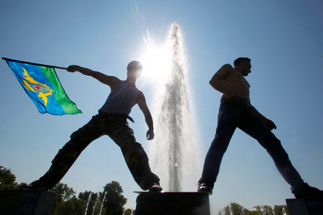 Поранешни падобранци во фонтана бараат спас од августовското сонце во текот на прославата на Денот на ВДВ во Москва. 