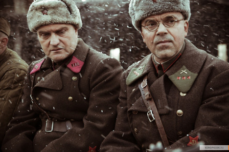 У јеку битке за Стаљинград преплићу се судбине породице физичара Штрума, комесара Кримова и капетана Грекова. Извор: kinopoisk.ru.