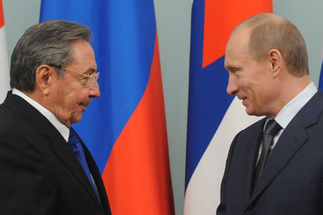 Reunião bilateral entre líderesde Cuba e Rússia, Raúl Castro e Vladímir Pútin, respectivamente