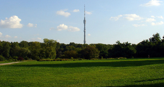Поглед на торањ „Останкино“ из московске ботаничке баште. Фотографија: Дмитриј Федосејев.