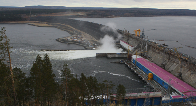 Хидроелектрана ће прорадити пуним капацитетом крајем 2014, када се напуни акумулационо језеро, такозвано Ново Сибирско море. Извор: РИА „Новости“.