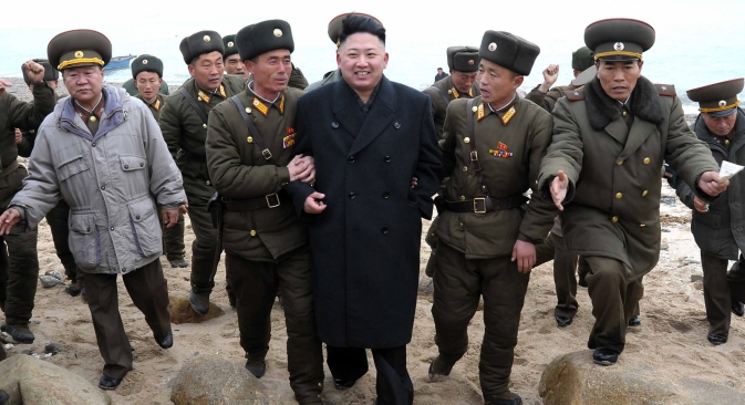 Лидер Северне Кореје Ким Џонг Ун са армијским званичницима у војној бази на острвцету Му, најјужнијој тачки југозападног сектора границе са Јужном Корејом. Извор: AP.