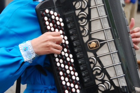 Хармоника је позната као „инструмент пијаних кочијаша и заљубљених кућепазитеља“, али се на руским музичким академијама третира и као инструмент за извођење класичне музике. Извор: Justin Friend.