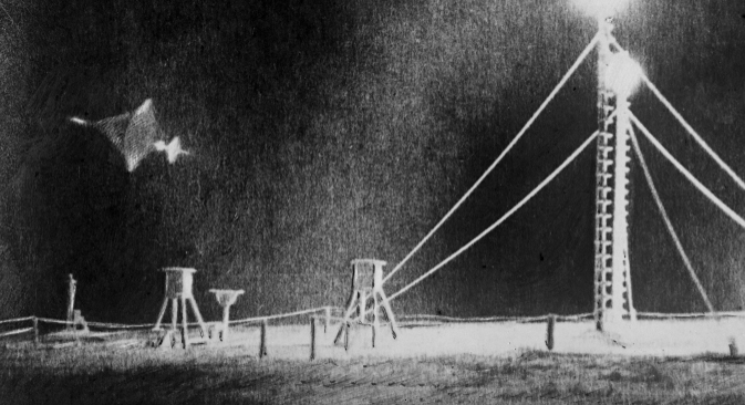 Фотографија неидентификованог летећег објекта објављена у „Комсомолској правди“ 1961. Извор: РИА „Новости“.