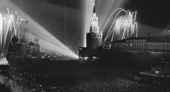 Москва, 9. мај 1945. Фотографија на Дмитриј Баљтерманец. Мелодијата на сегашната руска химна го добила статусот на државен симбол во Кремљ кон крајот на 1943 година.
