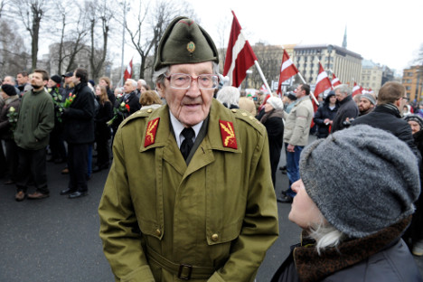 На маршеве бивших есесоваца у Летонији долази и велики број младих и политичара. Извор: AP.