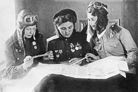 Совјетске жене-пилоти током Другог светског рата: Тоња Розова, Соња Водјаник и Лида Голубјова пред одлазак на борбену мисију. Извор: ИТАР-ТАСС.