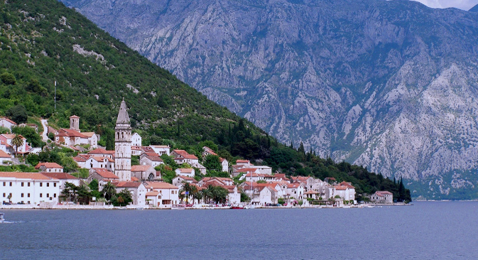Руско-црногорска „златна грозница“ трајала је до 2008. Цене су у међувремену баснословно порасле. У 2004. се за 100 хиљада долара на најбољим местима могла купити пристојна троспратна кућа, али већ 2007. је квадратни метар коштао 4–6 хиљада долара. На фотографији: Пераст. Извор: Milachich.
