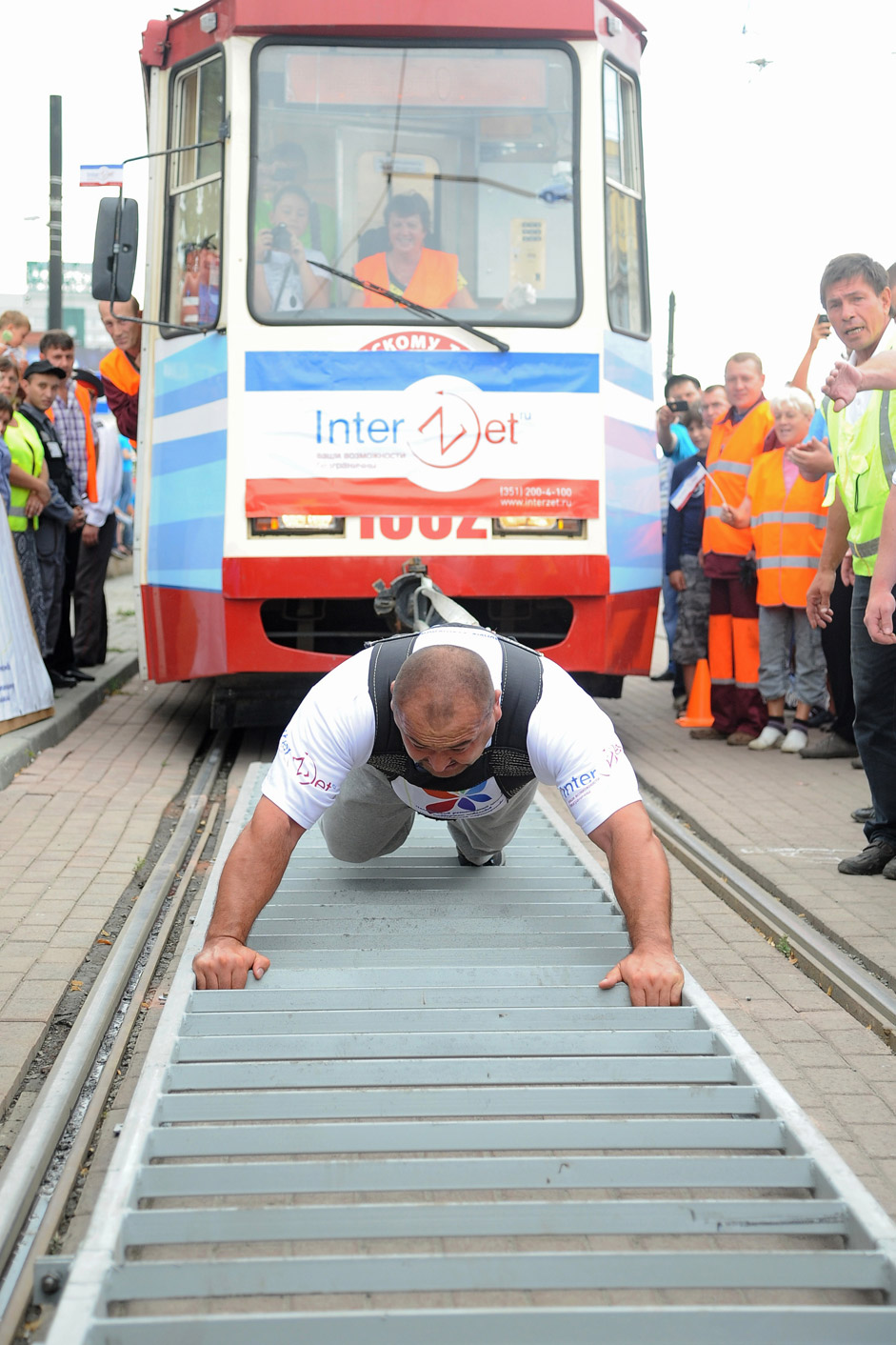 The four-time winner of tournament "The most powerful man in Russia" Elbrus Nigmatullin sets a new world record for the rod of 6 trams in strip 20 meters during the show in Chelyabinsk. 