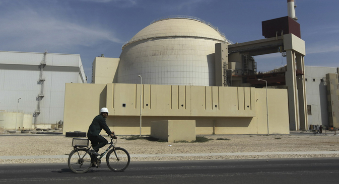 Радник нуклеарне електране „Бушер“ вози бицикл испред зграде реактора. Ова иранска електрана, изграђена по руској технологији, лежи у основи једног од најтежих дипломатских проблема нашег времена. Извор: AP / Mehr News Agency / Majid Asgaripour.