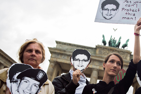 На демонстрацијама широм света захтевано је да се Едвард Сноуден „заштити“, као што и стоји на овом плакату учесника митинга подршке у Берлину. Извор: Reuters.