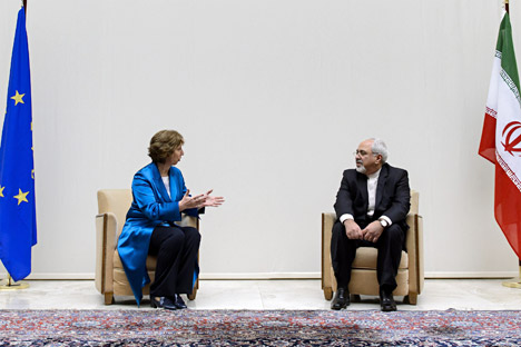 Министерот за надворешни работи на Иран Мухамед Џавад Зариф и шефицата на Европската Унија за надворешна политика Кетрин Ештон го оценија договорот кој во преговорите за нуклеарното прашање беше постигнат помеѓу Иран и групата 5+1 како „важен и конструктивен“. Извор: АР