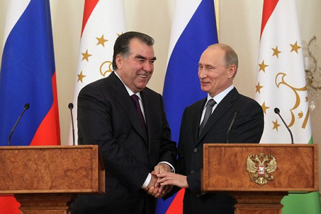 Председници Таџикистана и Русије, Емомали Рахмон и Владимир Путин. Упркос покушајима „дипломатског трговања“, стручњаци не очекују нагле геополитичке осцилације Таџикистана. Извор: Росијска газета.